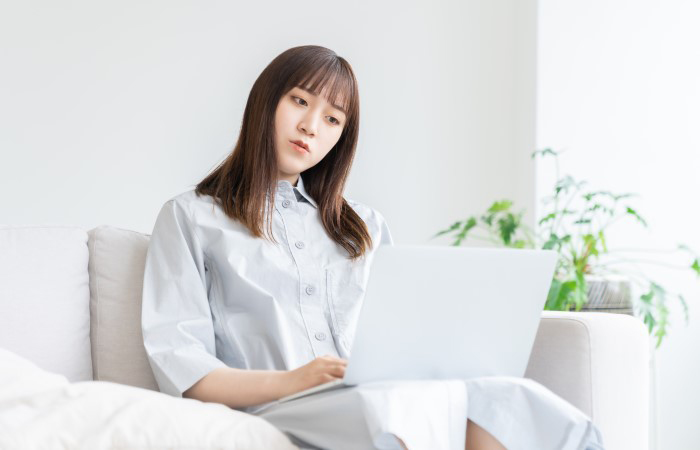 PCで悩む女性
