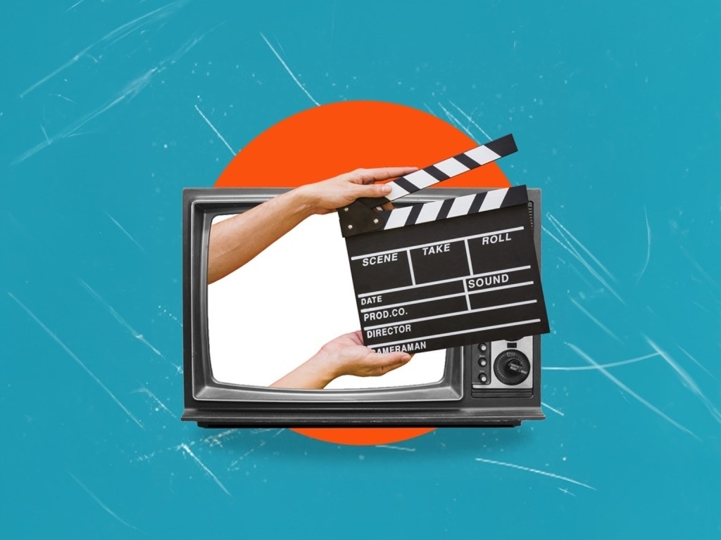 テレビとカチコンを持つ手