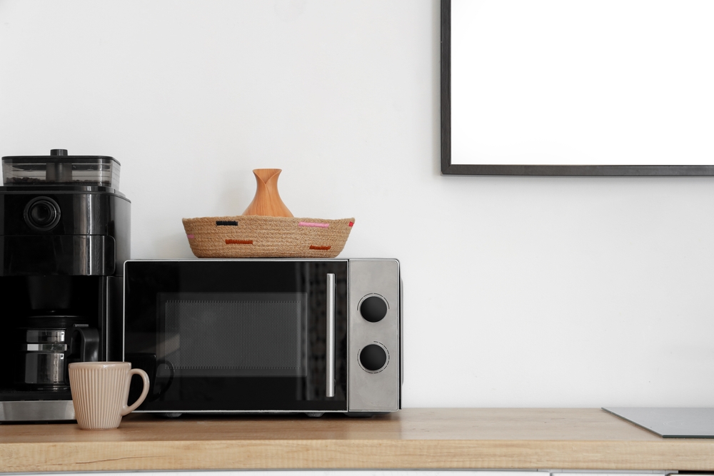 キッチンのカウンターに置いている電子レンジ