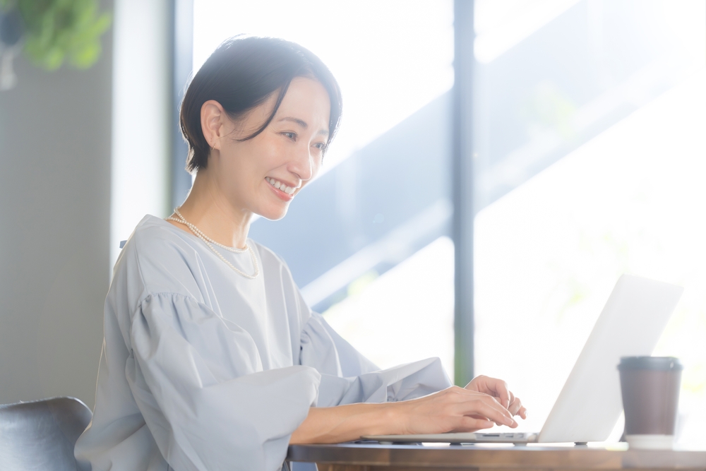 オフィスでパソコンをタイピングする女性