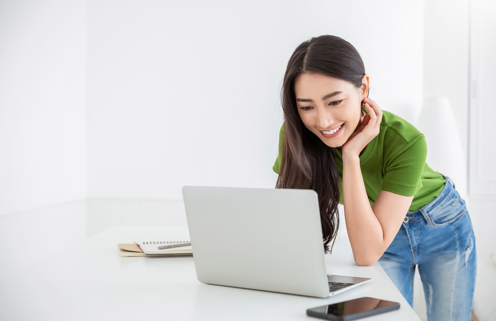 ノートパソコンを見ている女性