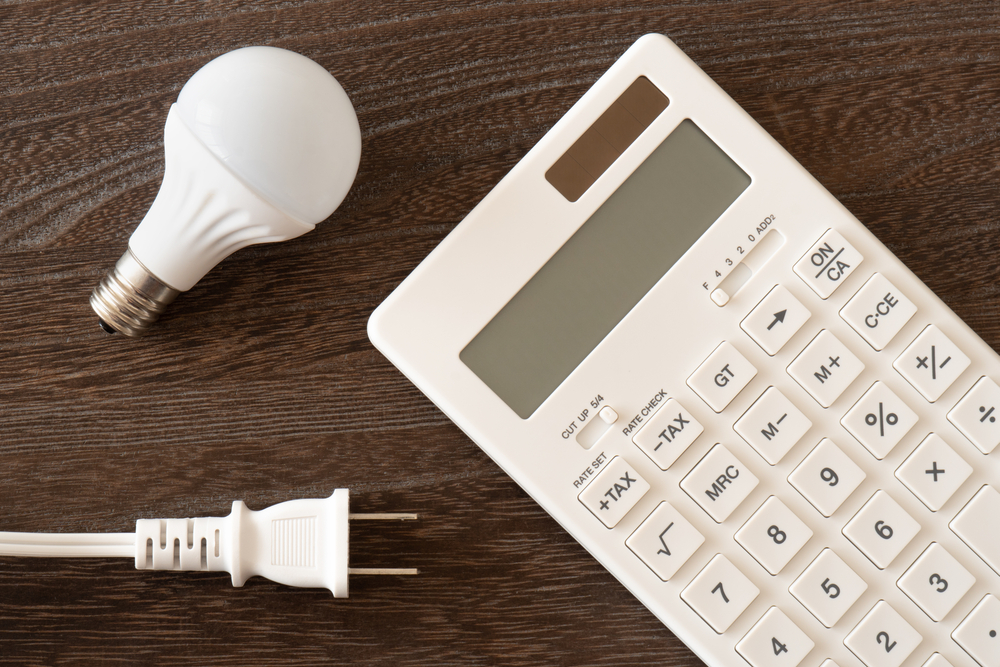 充電のコンセプト（電球、計算機、コンセント）