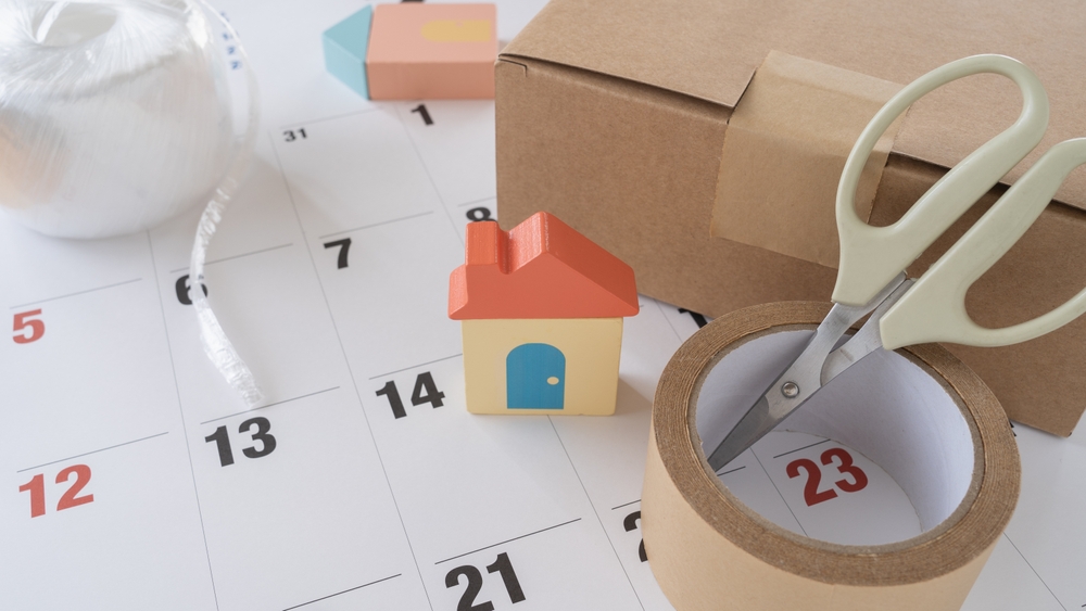 段ボール箱・荷造り道具・家型の積み木