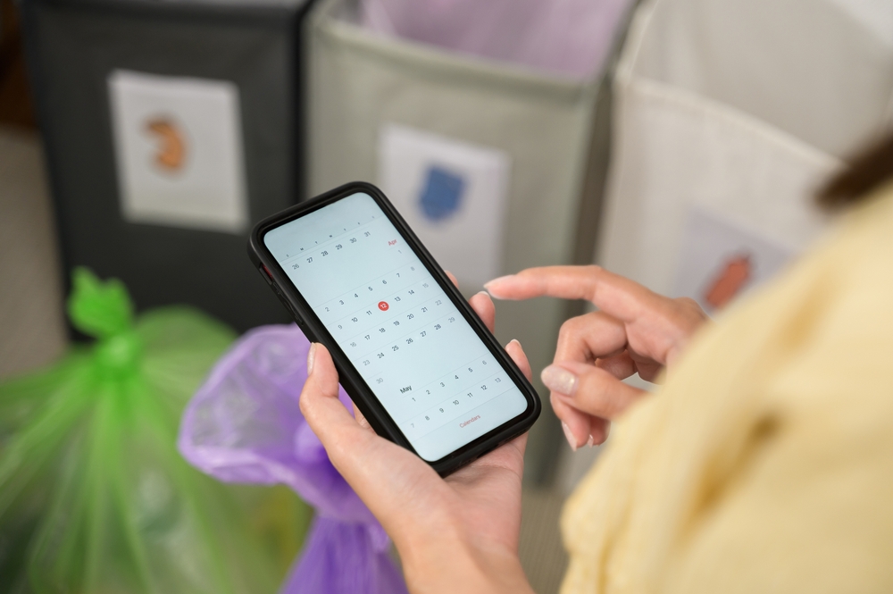 スマートフォンでカレンダーを確認する女性
