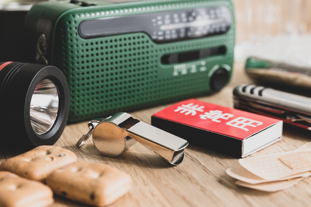 携帯用ラジオ、懐中電灯等の防災用品、非常用と書かれたマッチ箱