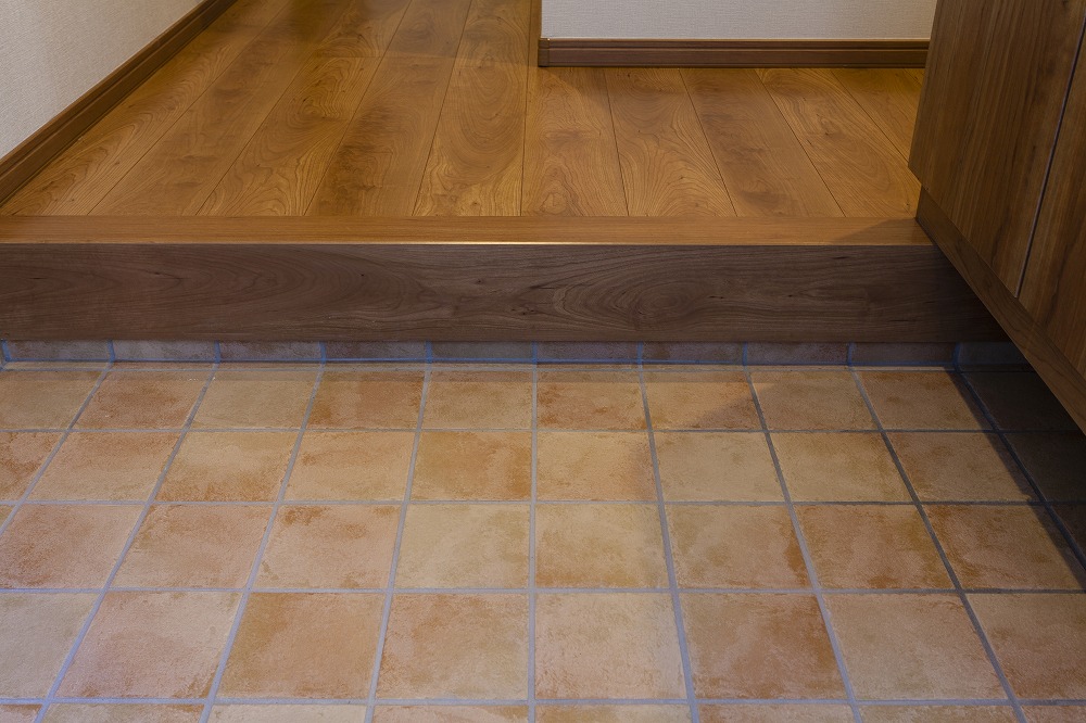 玄関タイルの簡単な掃除方法は?黒ずんだ汚れの落とし方を素材別に紹介