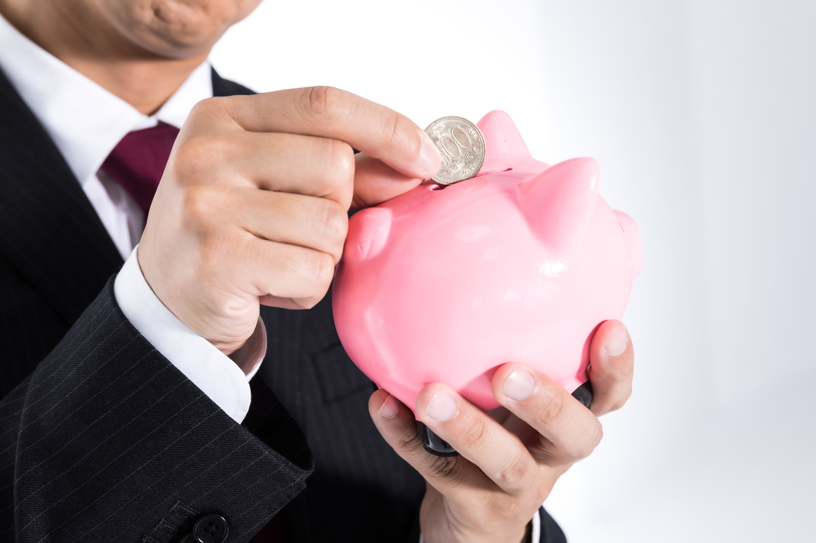 貯金箱にお金を入れる