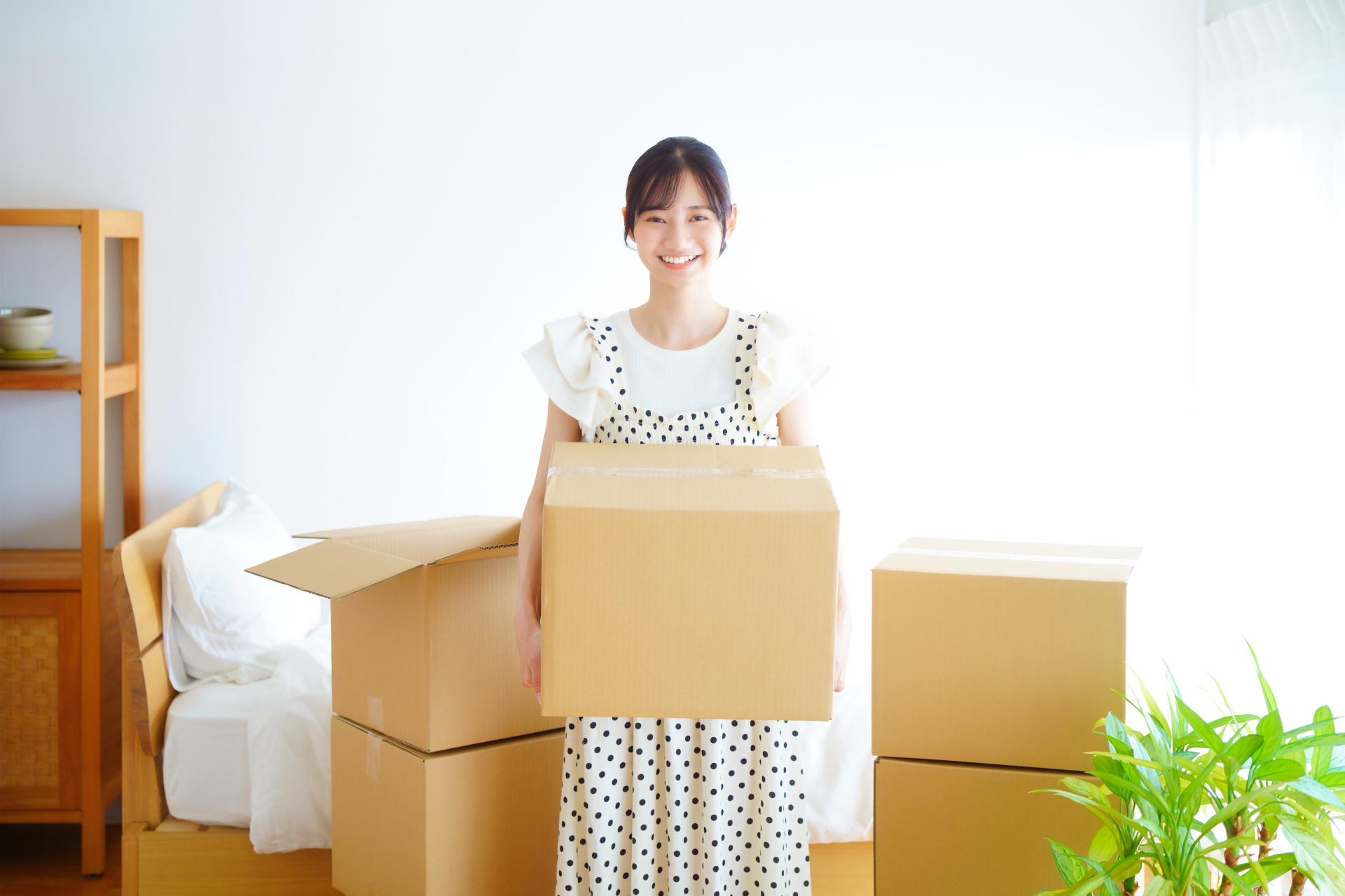 段ボールを持つ人