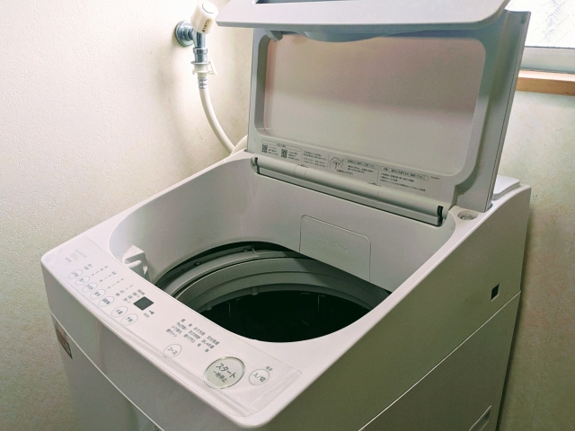 蓋が開けられた状態の縦型洗濯機