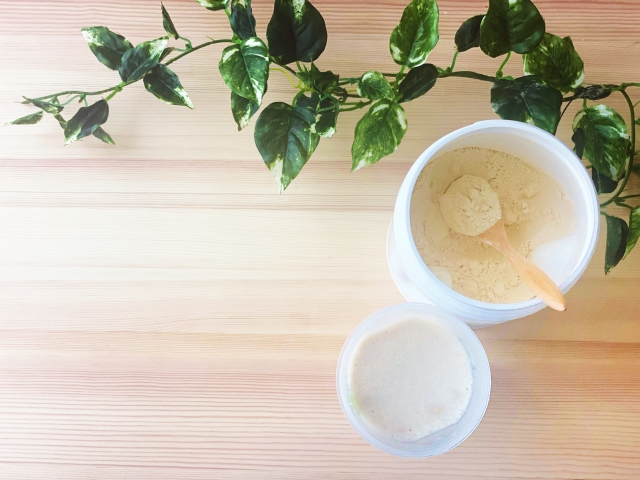 プロテインとタンパク質は違う？メリットやデメリット、効率的な摂取方法を解説