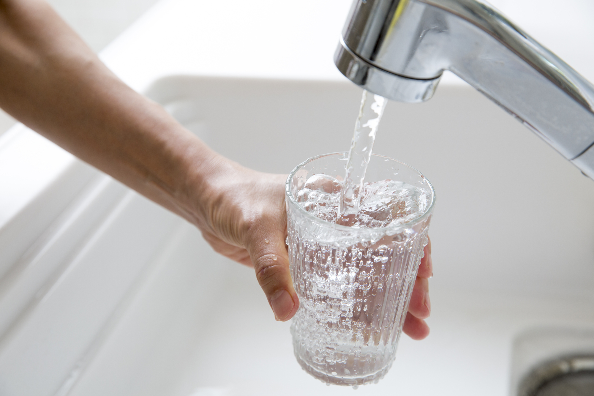 知って安心!水道水の成分と健康への影響。家族の健康を守るために知っておくべきこととは?