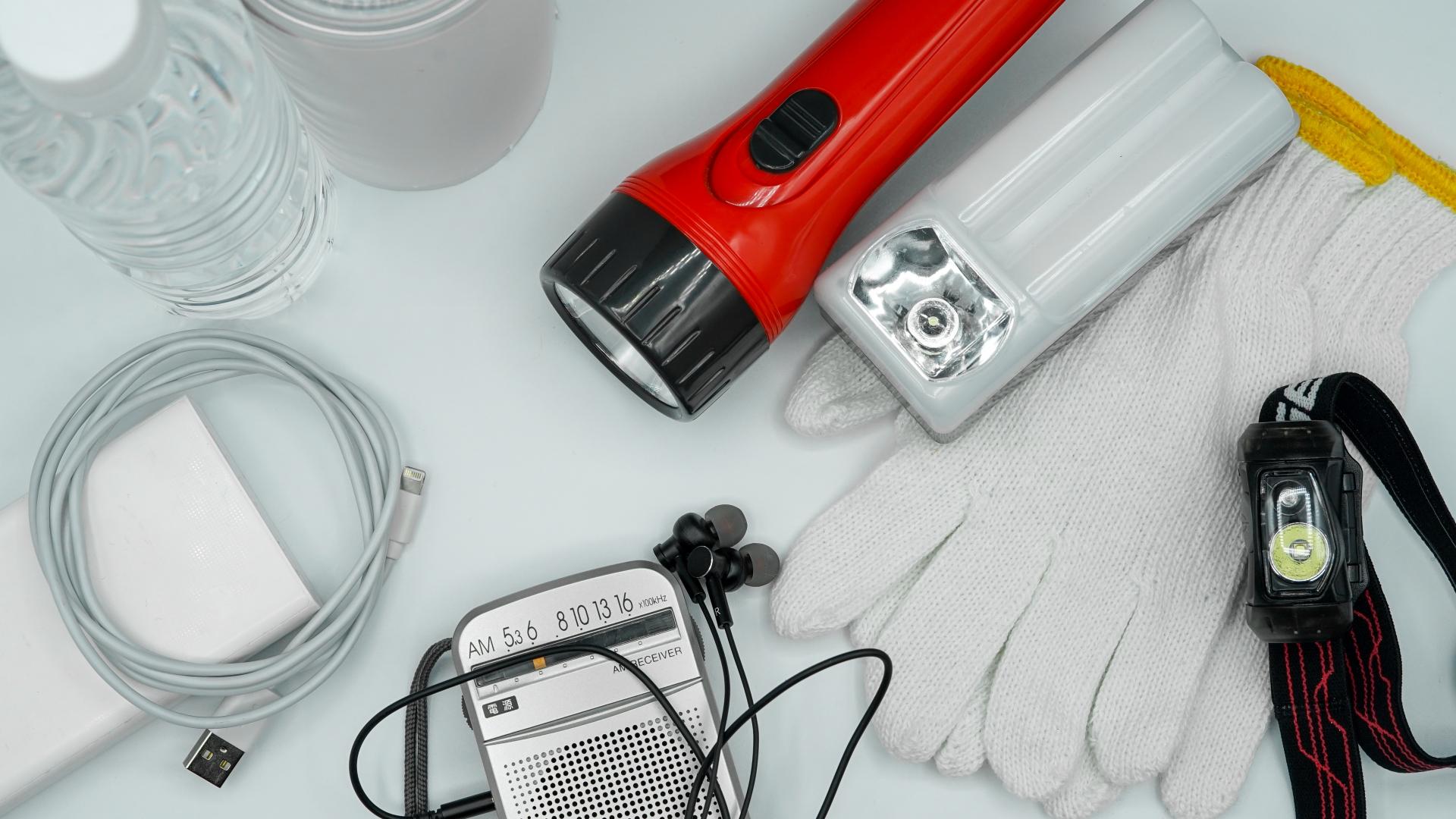 災害時になくて困ったものは?役に立つ防災グッズや備えのコツも紹介