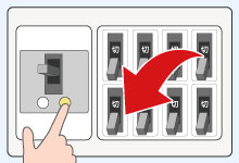 メインブレーカーがまん中の位置で止まっていた場合、黄色（または白色）のボタンを押してからブレーカーをすべて下ろしてください。※メインブレーカーがまん中の位置で止まらず下りている場合もあります。