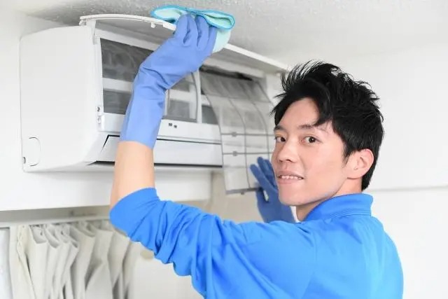 エアコンのカビ取り方法！自分でできる範囲・掃除手順・業者依頼の目安を解説