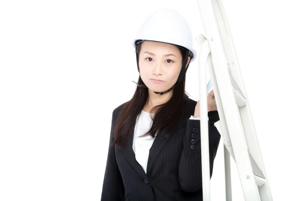 脚立を持った女性