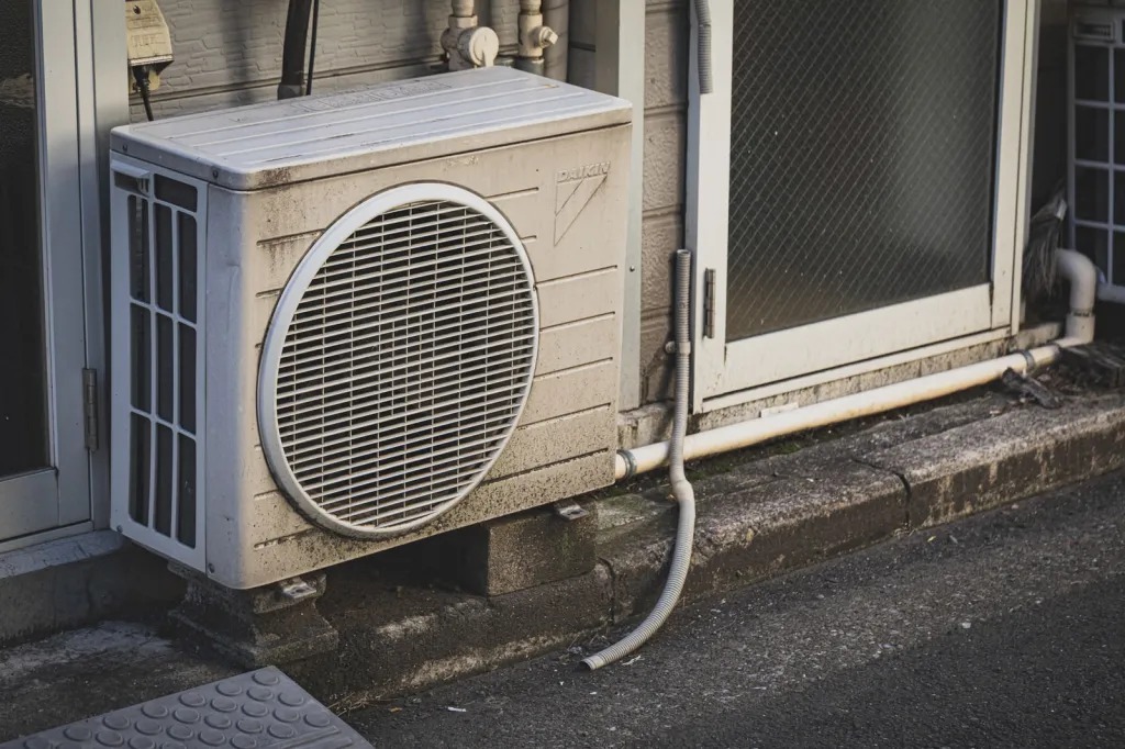 屋外に設置された、汚れたエアコン室外機