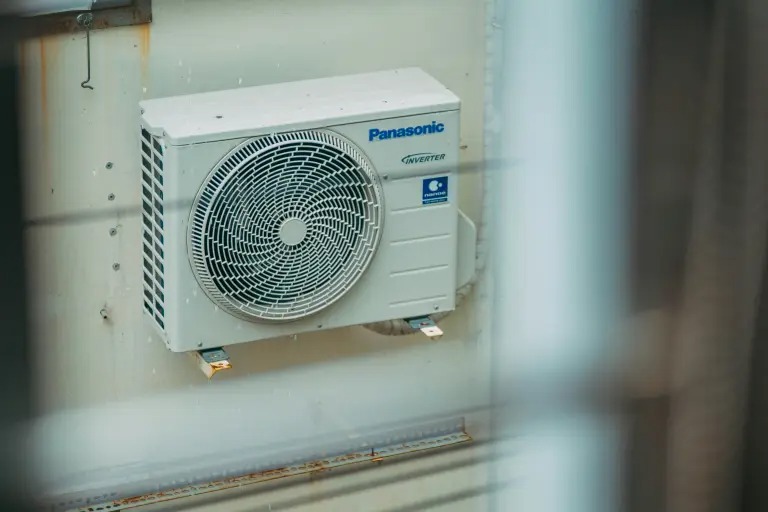 壁に取り付けられたインバーターエアコン室外機