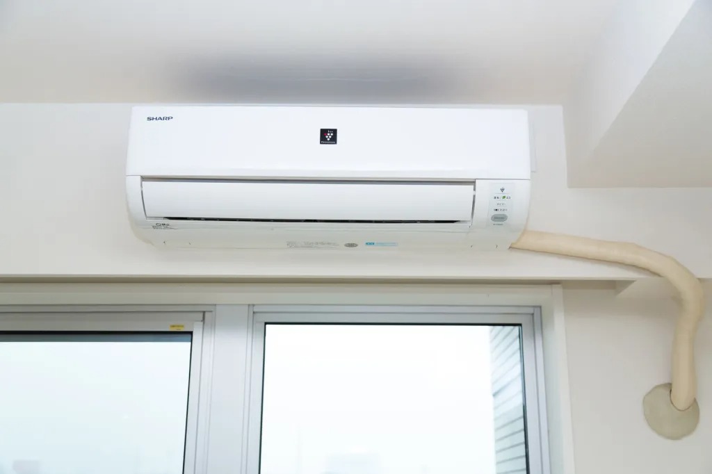 部屋の壁に設置されたエアコン
