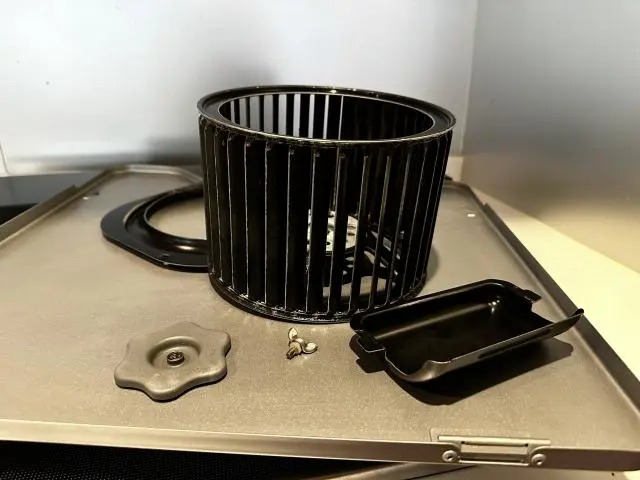 油汚れがすっきりと落ち、きれいになった換気扇のシロッコファンと周辺パーツが並べられている様子。