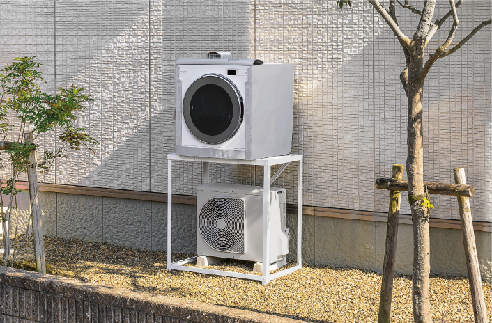 エアコン室外機上部に設置することで、スペースを有効的に活用。