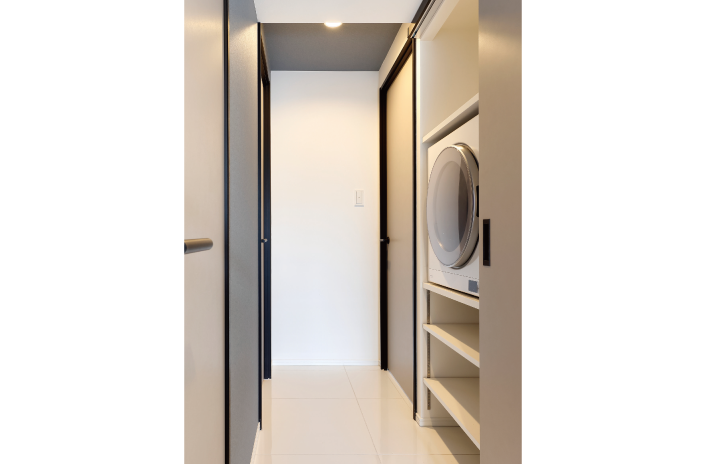 廊下の収納棚であれば、スッキリ設置可能。