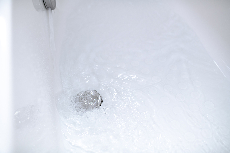 浴槽に注がれるお湯のイメージ