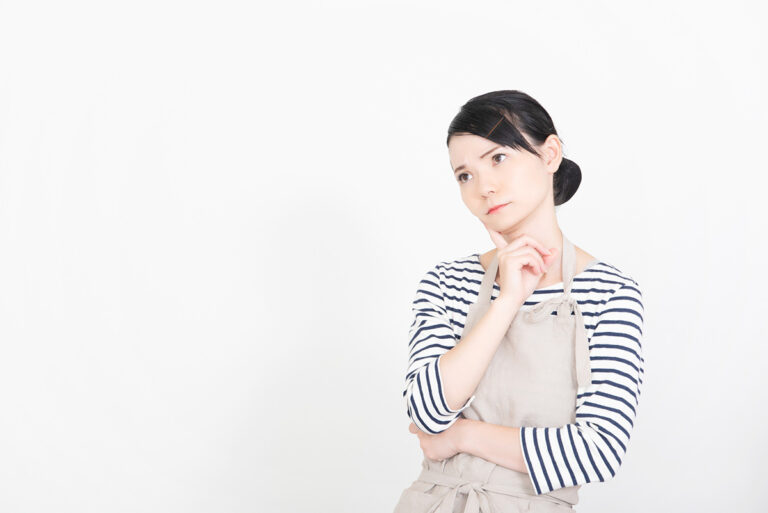 考える女性のイメージ