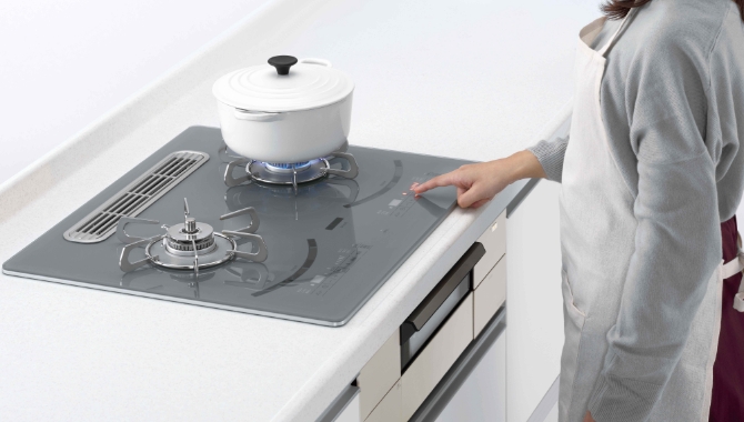 立ったまま姿勢を変えずにラクラク操作