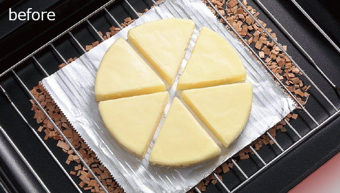 チップを敷いて専用の燻製網を置き、その上に食材を乗せる。