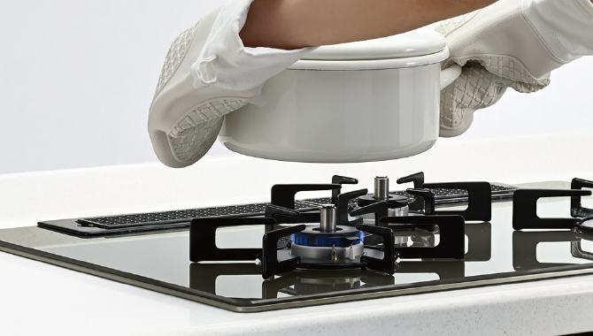 鍋を外すと弱火に、そのまま使用しないと1分後に自動消火。