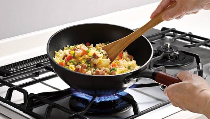 5.24kWの超・高火力バーナーでより早く、よりおいしく。炒めものもシャキシャキに。プロが脱帽する料理を実現。