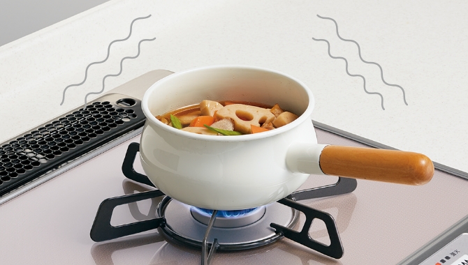 震度約4以上の揺れを機器本体が感知すると、コンロの火を自動消火します。