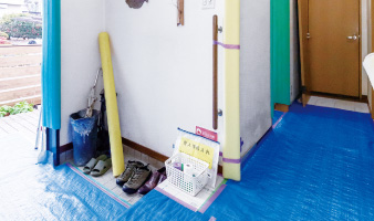 養生で壁や床などのキズ付きを防止します。