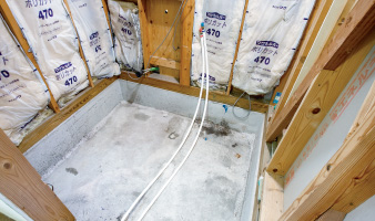 古い浴槽や壁、床などを撤去します。