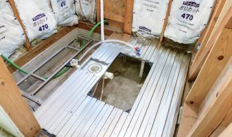 浴槽を据え置くための基礎固めを行います。