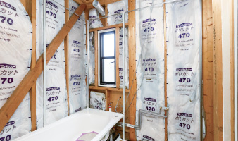 浴槽を搬入し、組み立てます。