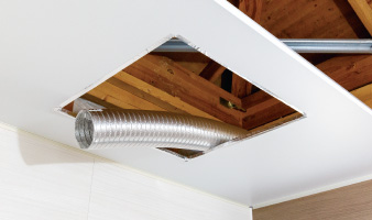 換気扇や照明を取り付けていきます。