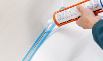 コーキング※2で隙間からの水漏れを防止します。※2 隙間を埋める充填材。