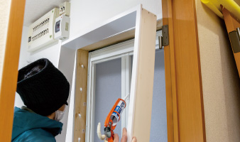 ドアのまわりに額縁を取り付けます。