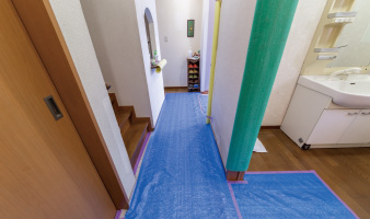 養生で壁や床などのキズ付きを防止します。