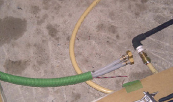 新しいシステムバスに合うように、給水・排水管や追い焚き配管を工事します。