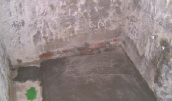 土間コンクリートを流し込みます。