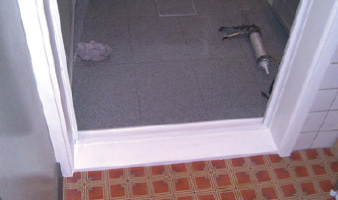 ドアのまわりに額縁を取り付けます。