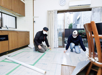 養生で壁や床などのキズ付きを防止します。