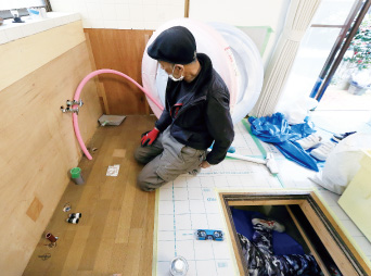 古いキッチンを解体します。