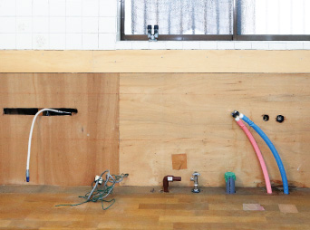 新しいガス管や給水・排水管を工事します。