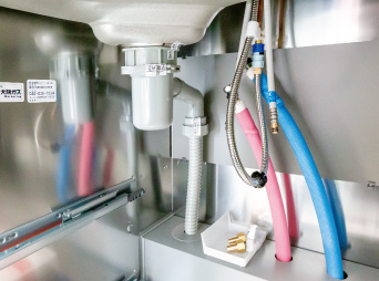 新しいガス管や給水・排水管を接続します。