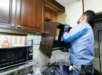 古いレンジフードを取り外します。