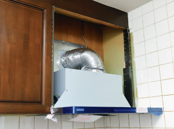 新しいレンジフードを取り付けます。