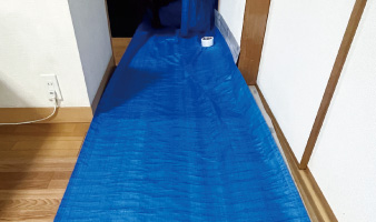 養生で壁や床などのキズ付きを防止します。